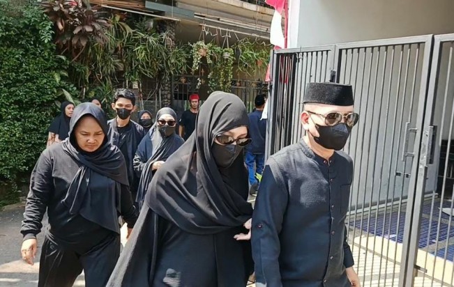 Ayu Ting Ting di rumah duka Mpok Alpa. (FTNews/Raka)